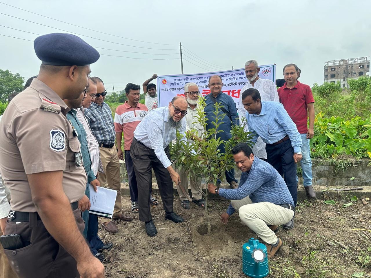 প্রধানমন্ত্রীর সবুজায়ন পরিকল্পনার অংশ হিসেবে মাগুরা-ঝিনাইদহে গণপূর্ত সচিবের বৃক্ষরোপণ
