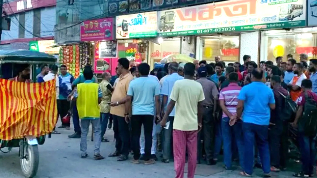 কমিটি গঠন নিয়ে বিরোধ, রাজশাহী থেকে সব রুটের বাস চলাচল বন্ধ